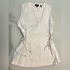 Theory- Sleeveles tied popover. Cahliway shirting.